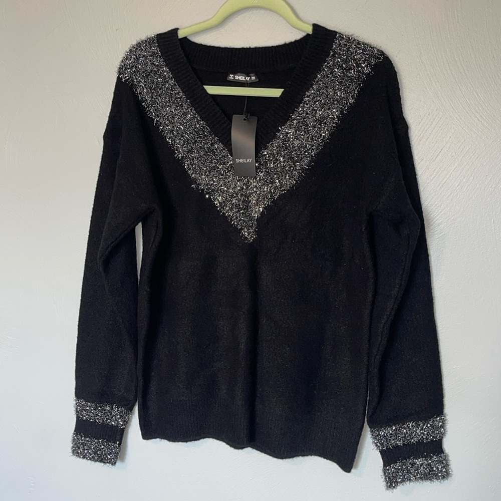 🆕 NWT black Vneck sweater with metallic details trim. A12